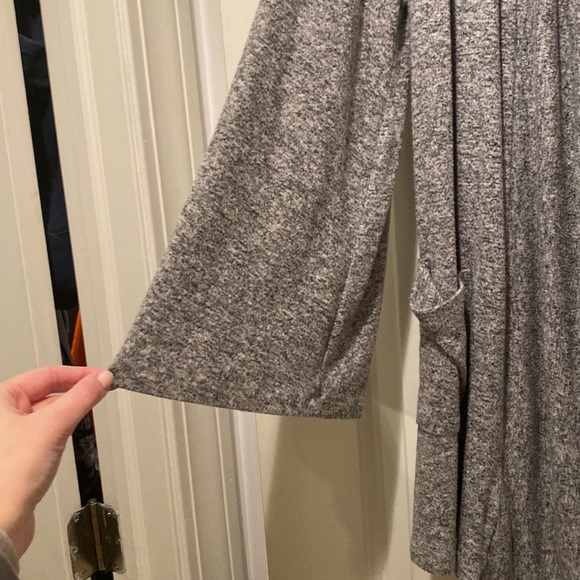 Super soft heather gray cardigan Gibson brand (vonMaur) size Medium - Picture 2 of 3